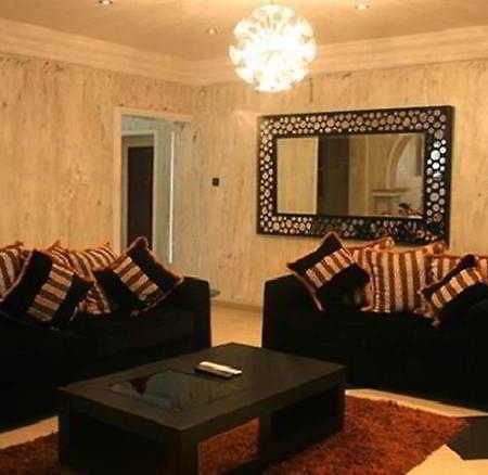 Charlies Place And Suites Lagos Bagian luar foto