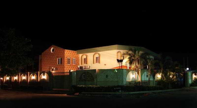 Charlies Place And Suites Lagos Bagian luar foto