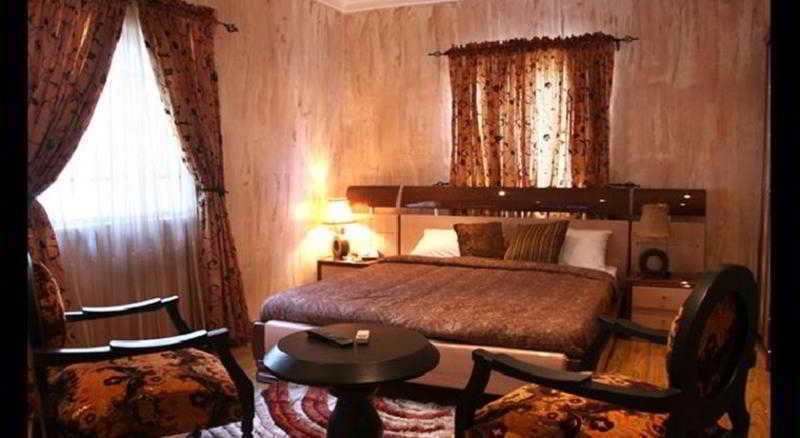 Charlies Place And Suites Lagos Bagian luar foto