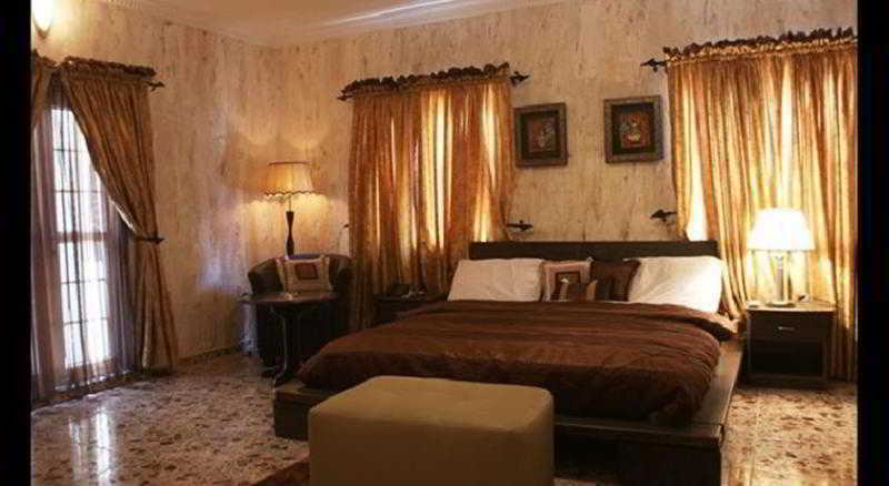 Charlies Place And Suites Lagos Bagian luar foto